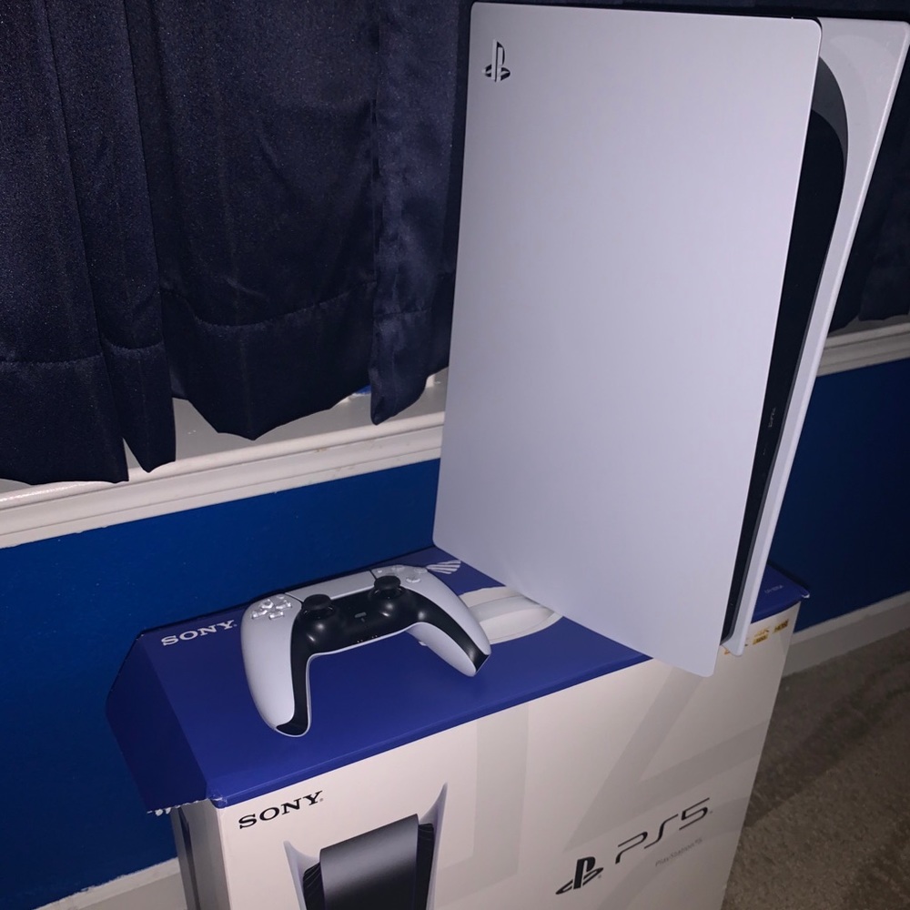PlayStation 5 - Picture 1 of 2